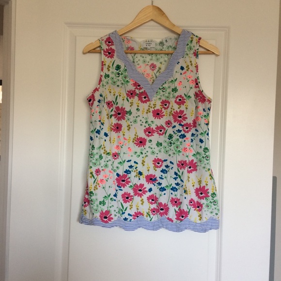crown & ivy Tops - Crown & Ivy floral and seersucker top
